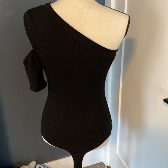 Lulus Ribbed One Shoulder Cold Shoulder Bodysuit NWT - Picture 6 of 8